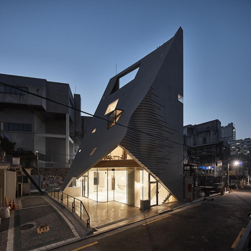 BIM建筑|斜棱锥形混凝土建筑，Areuke 水疗中心 / Chiasmus Partners