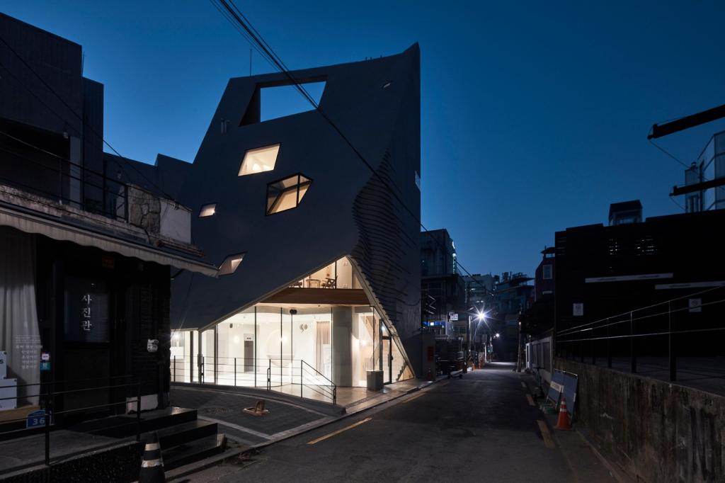 BIM建筑|斜棱锥形混凝土建筑，Areuke 水疗中心 / Chiasmus Partners