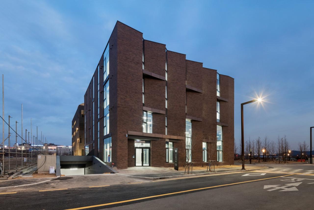 BIM建筑|“你你你你要跳舞吗？”舞步凌乱的办公楼 / poly.m.ur