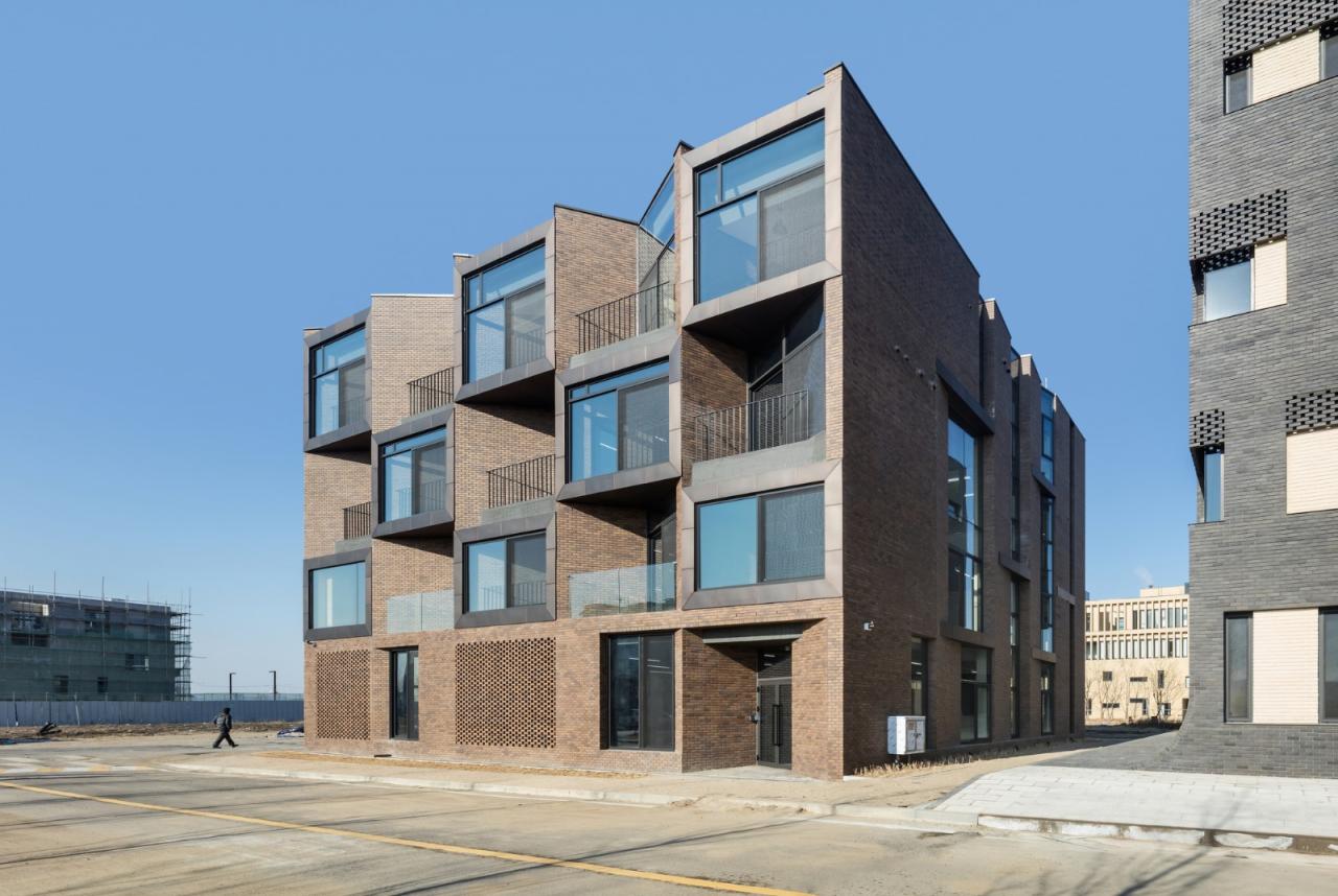 BIM建筑|“你你你你要跳舞吗？”舞步凌乱的办公楼 / poly.m.ur