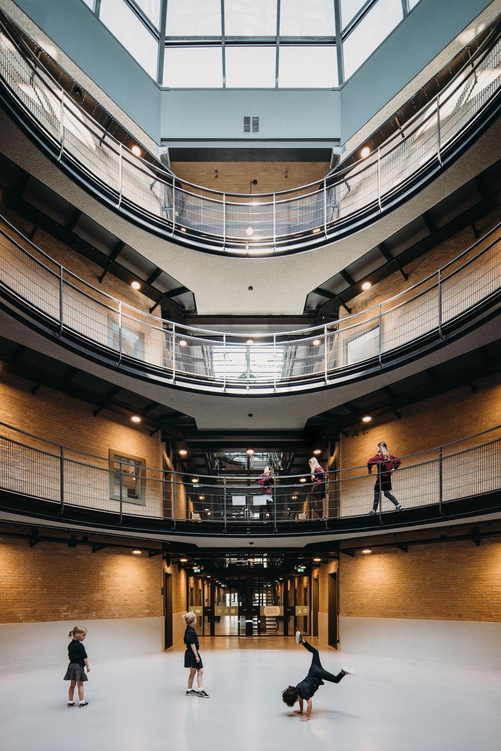 BIM建筑|由监狱改造而成的学校 / Atelier PRO architects