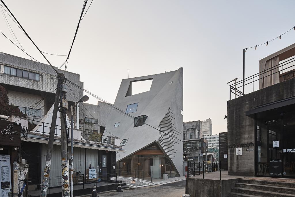 BIM建筑|斜棱锥形混凝土建筑，Areuke 水疗中心 / Chiasmus Partners