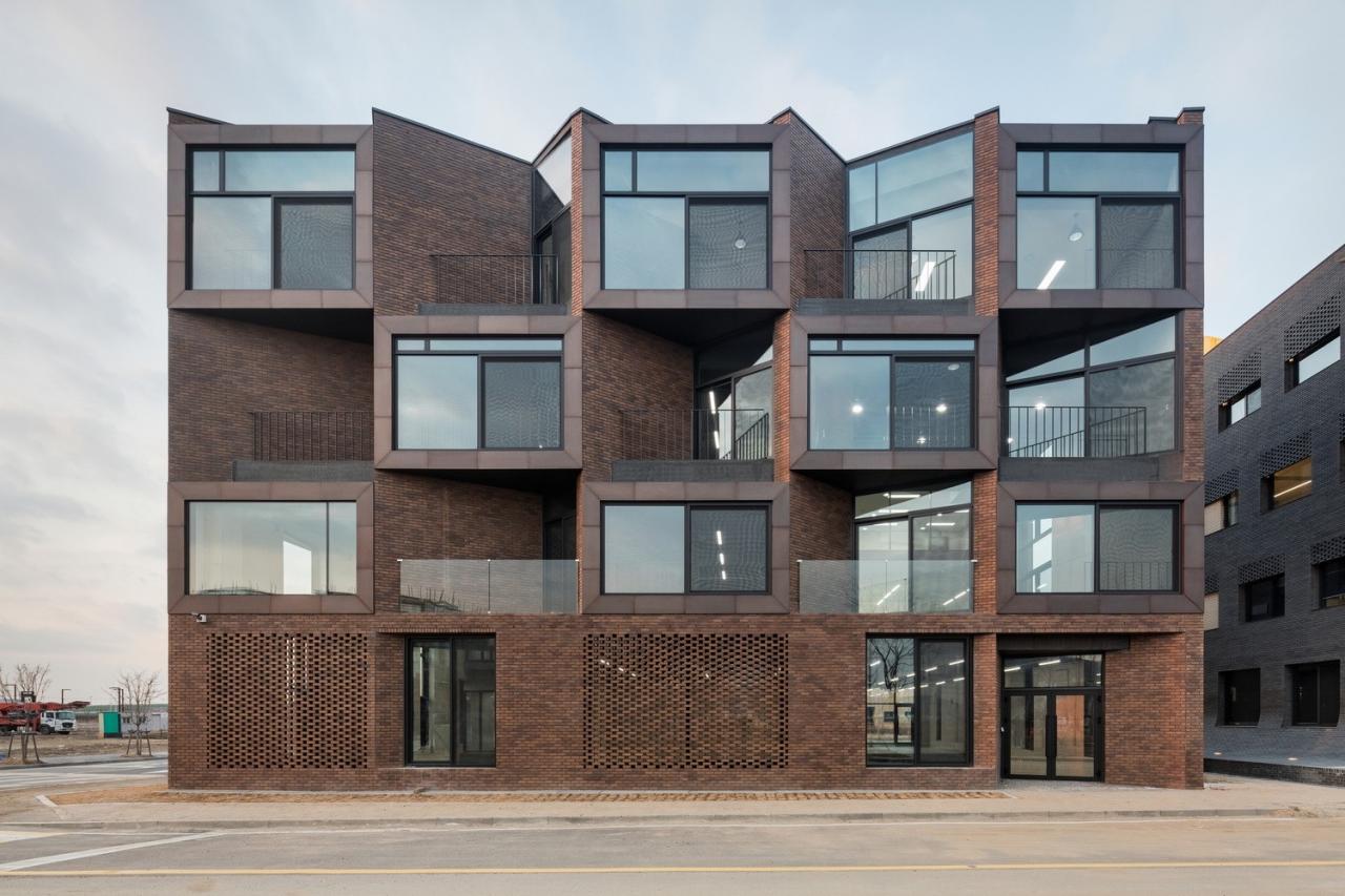 BIM建筑|“你你你你要跳舞吗？”舞步凌乱的办公楼 / poly.m.ur