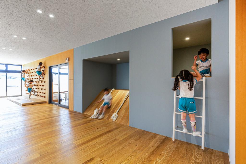 BIM建筑|EZ 幼儿园，阶梯空间搭建趣味游戏场所 / 日比野设计 + Kids Design Labo