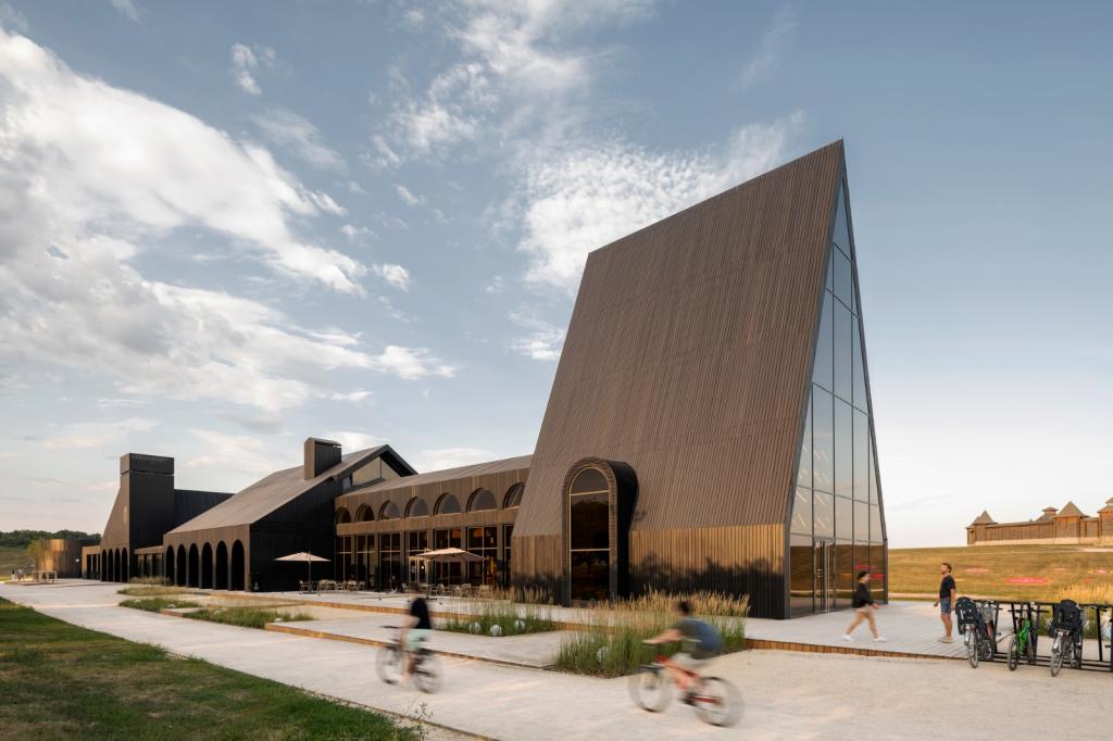 BIM建筑|库代克山公园游客接待中心 / Megabudka Architecture Bureau