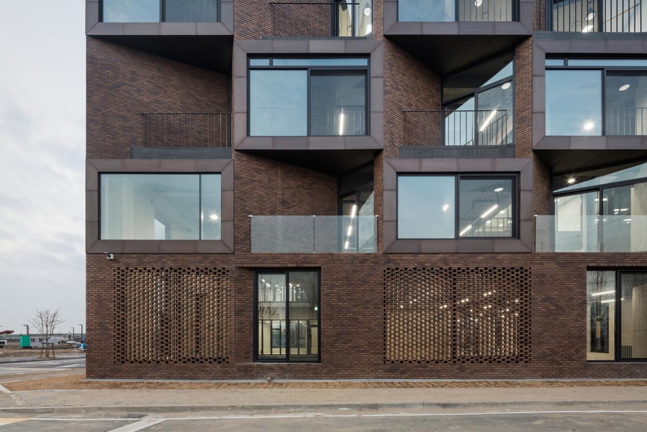 BIM建筑|“你你你你要跳舞吗？”舞步凌乱的办公楼 / poly.m.ur