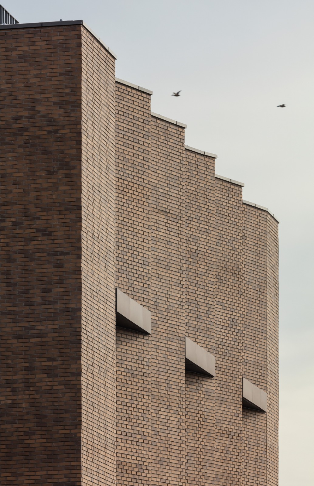 BIM建筑|“你你你你要跳舞吗？”舞步凌乱的办公楼 / poly.m.ur