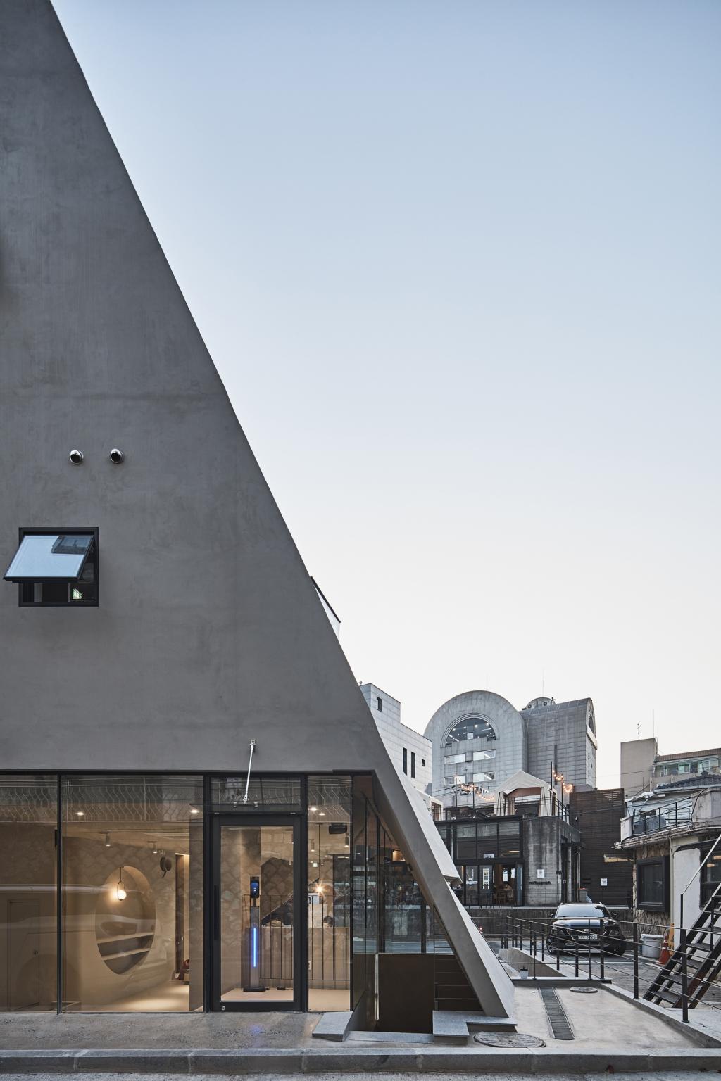 BIM建筑|斜棱锥形混凝土建筑，Areuke 水疗中心 / Chiasmus Partners