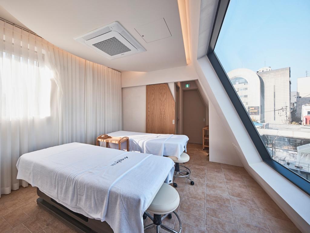 BIM建筑|斜棱锥形混凝土建筑，Areuke 水疗中心 / Chiasmus Partners