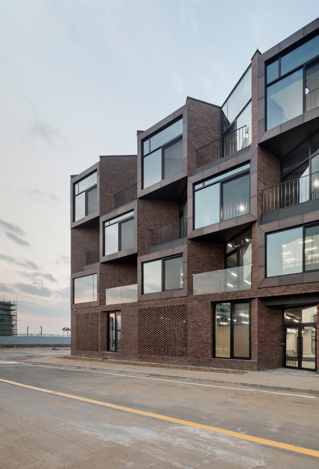 BIM建筑|“你你你你要跳舞吗？”舞步凌乱的办公楼 / poly.m.ur