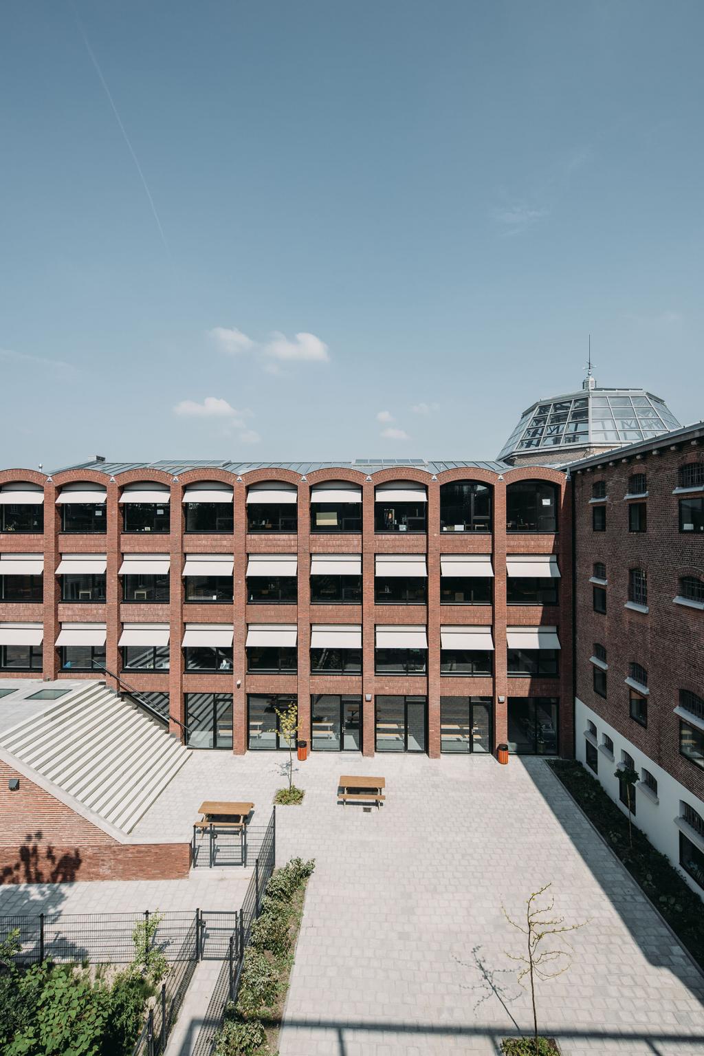 BIM建筑|由监狱改造而成的学校 / Atelier PRO architects