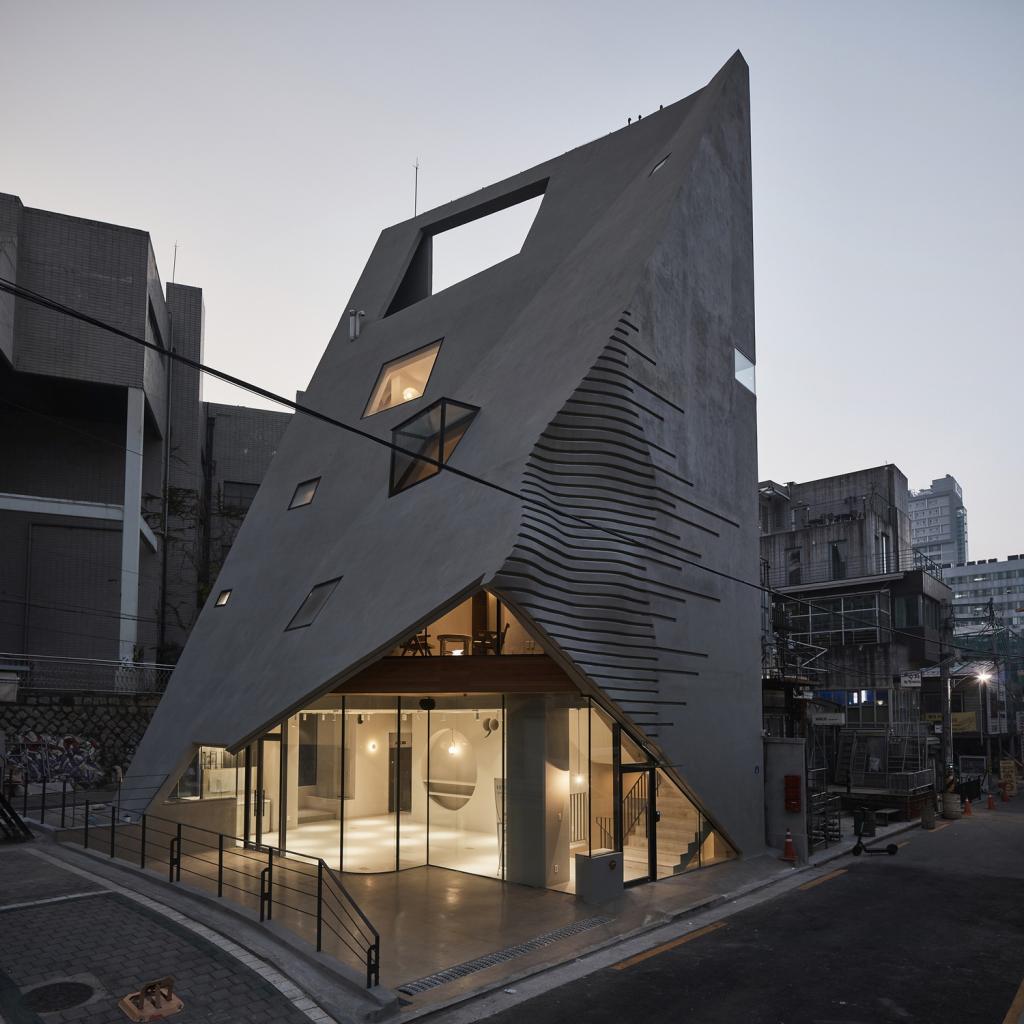 BIM建筑|斜棱锥形混凝土建筑，Areuke 水疗中心 / Chiasmus Partners