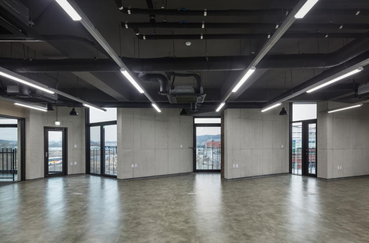 BIM建筑|“你你你你要跳舞吗？”舞步凌乱的办公楼 / poly.m.ur