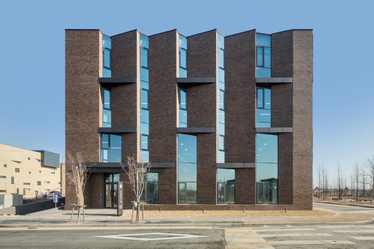 BIM建筑|“你你你你要跳舞吗？”舞步凌乱的办公楼 / poly.m.ur