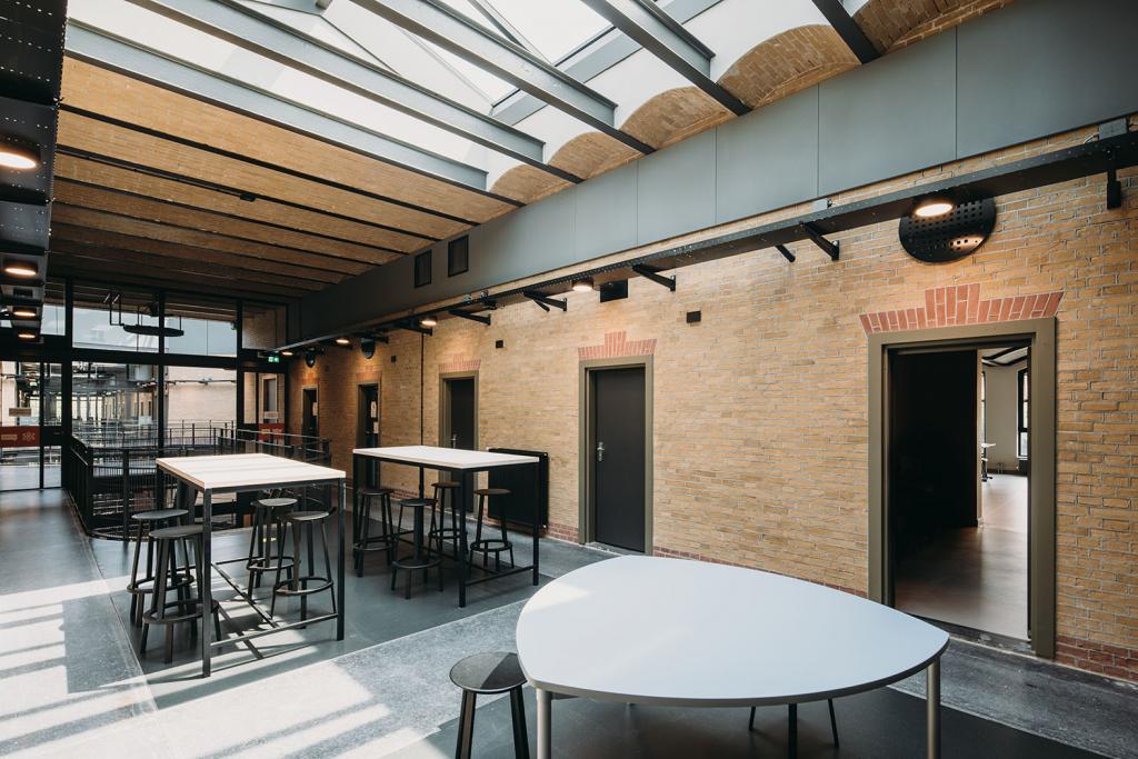 BIM建筑|由监狱改造而成的学校 / Atelier PRO architects