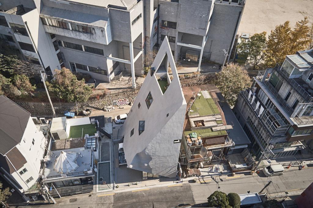 BIM建筑|斜棱锥形混凝土建筑，Areuke 水疗中心 / Chiasmus Partners