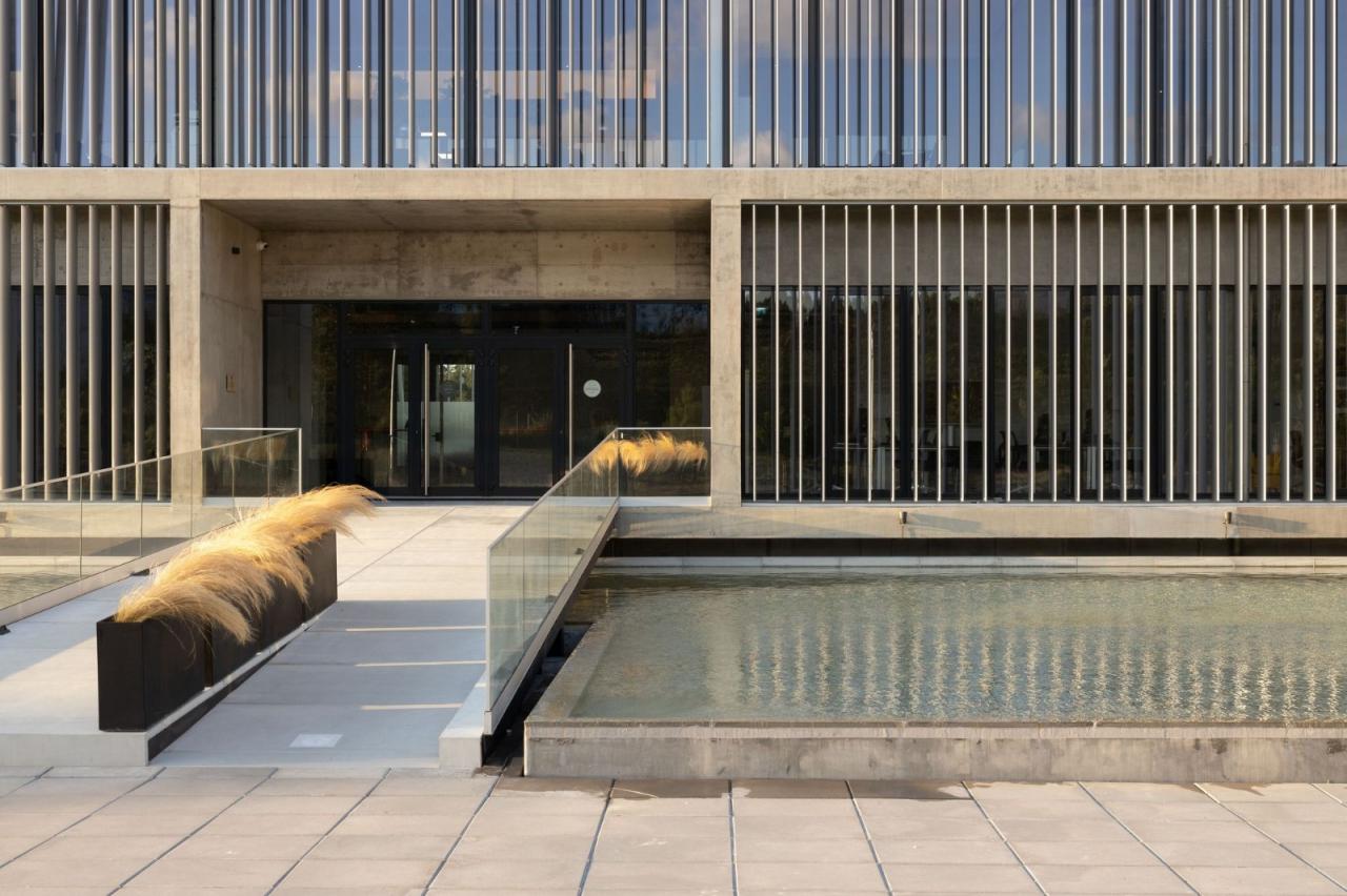 BIM建筑|AOC 商务中心 / mube arquitectura