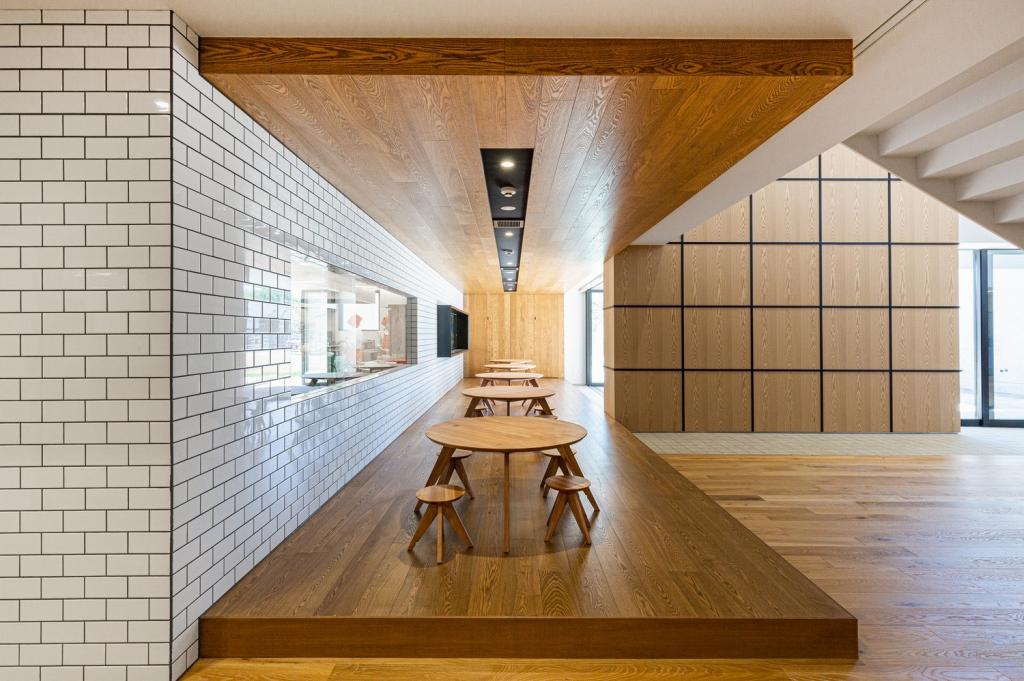 BIM建筑|EZ 幼儿园，阶梯空间搭建趣味游戏场所 / 日比野设计 + Kids Design Labo