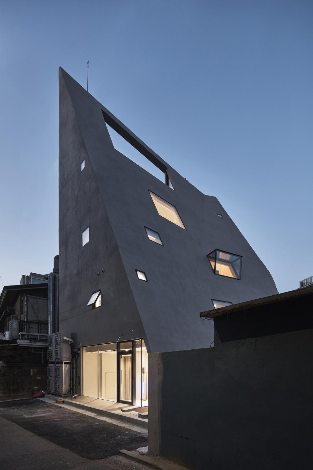 BIM建筑|斜棱锥形混凝土建筑，Areuke 水疗中心 / Chiasmus Partners