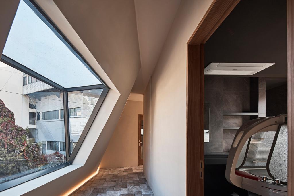 BIM建筑|斜棱锥形混凝土建筑，Areuke 水疗中心 / Chiasmus Partners