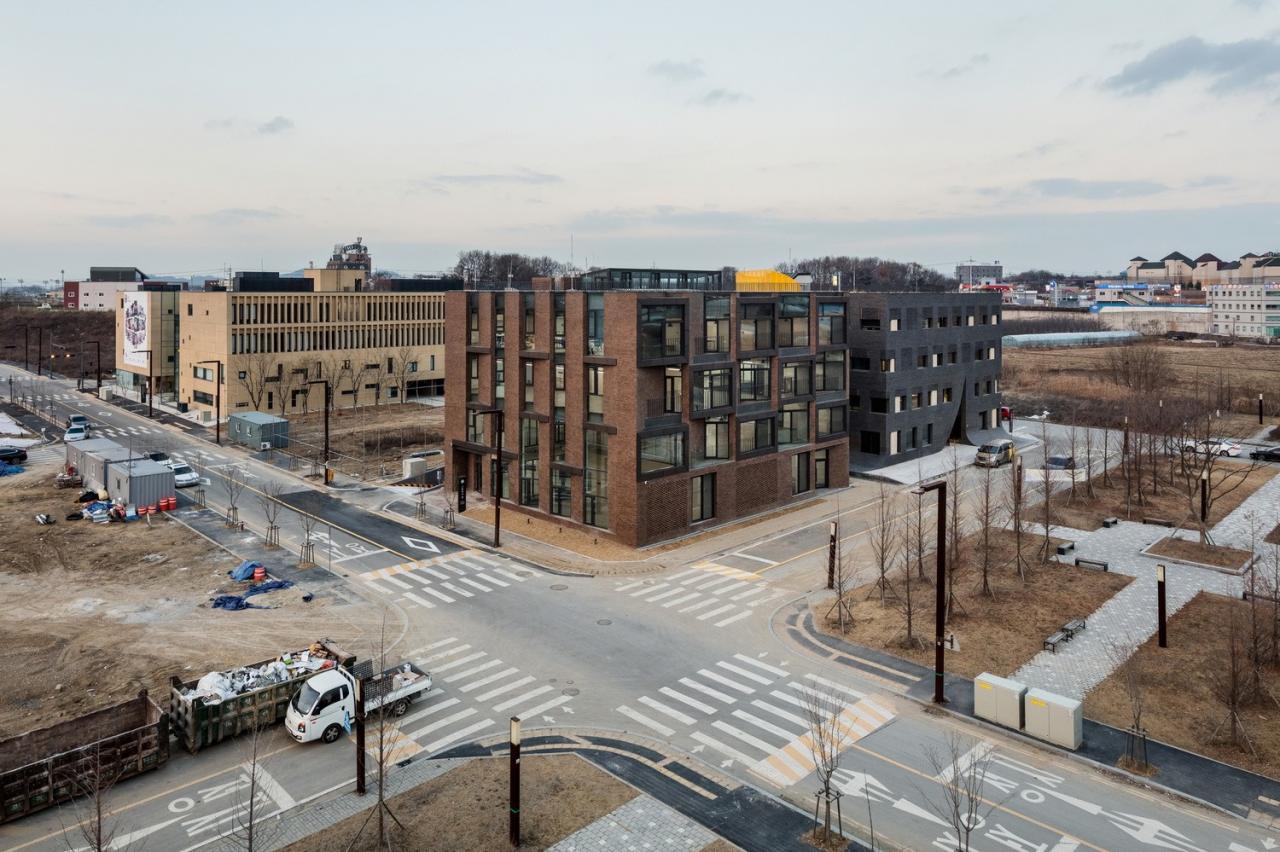 BIM建筑|“你你你你要跳舞吗？”舞步凌乱的办公楼 / poly.m.ur