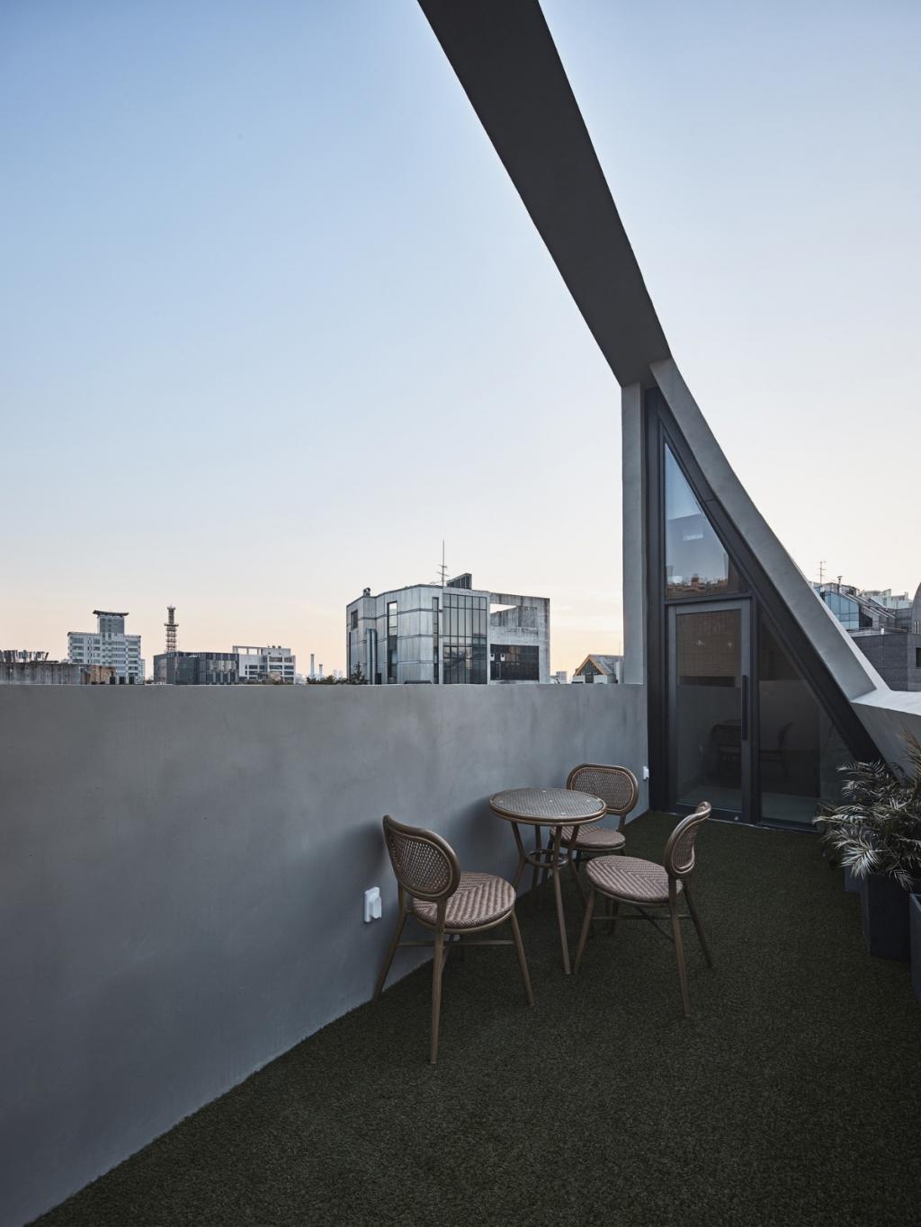 BIM建筑|斜棱锥形混凝土建筑，Areuke 水疗中心 / Chiasmus Partners