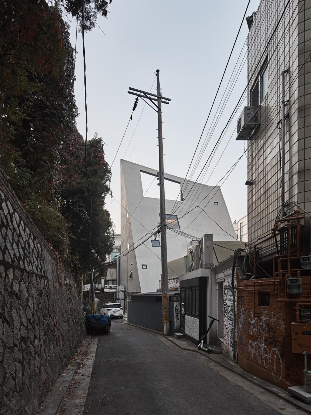 BIM建筑|斜棱锥形混凝土建筑，Areuke 水疗中心 / Chiasmus Partners