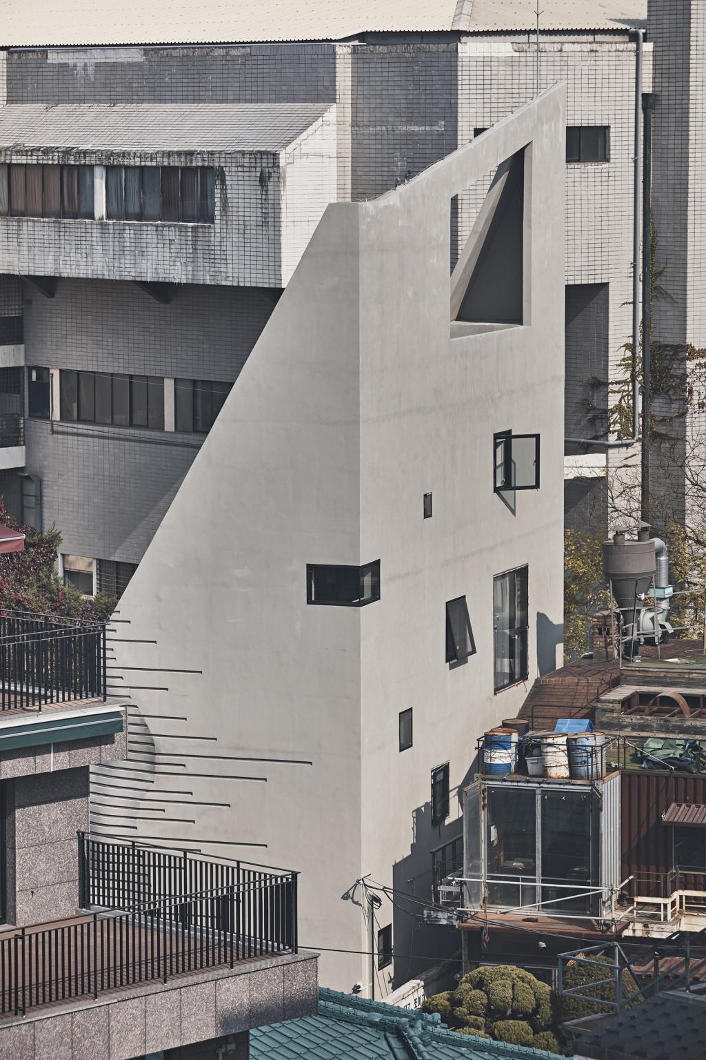 BIM建筑|斜棱锥形混凝土建筑，Areuke 水疗中心 / Chiasmus Partners