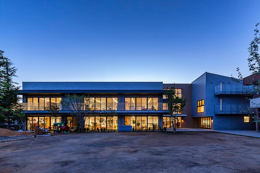 BIM建筑|EZ 幼儿园，阶梯空间搭建趣味游戏场所 / 日比野设计 + Kids Design Labo