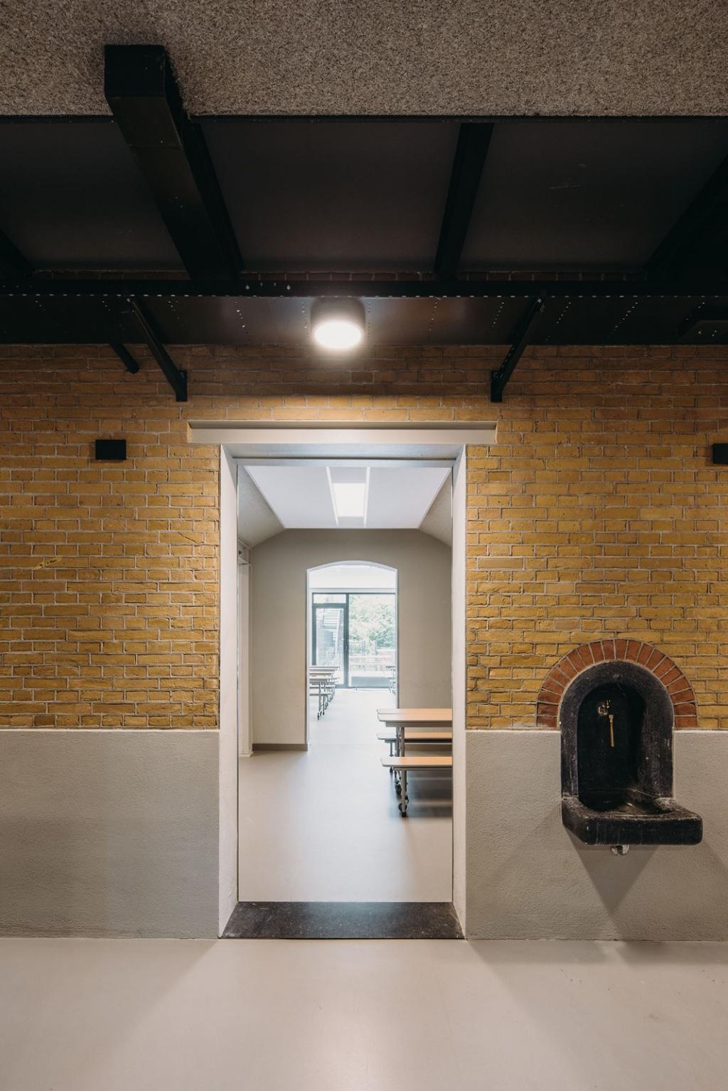 BIM建筑|由监狱改造而成的学校 / Atelier PRO architects