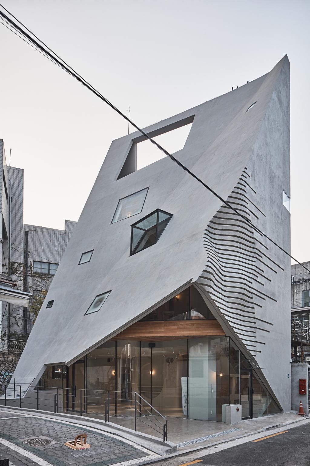 BIM建筑|斜棱锥形混凝土建筑，Areuke 水疗中心 / Chiasmus Partners