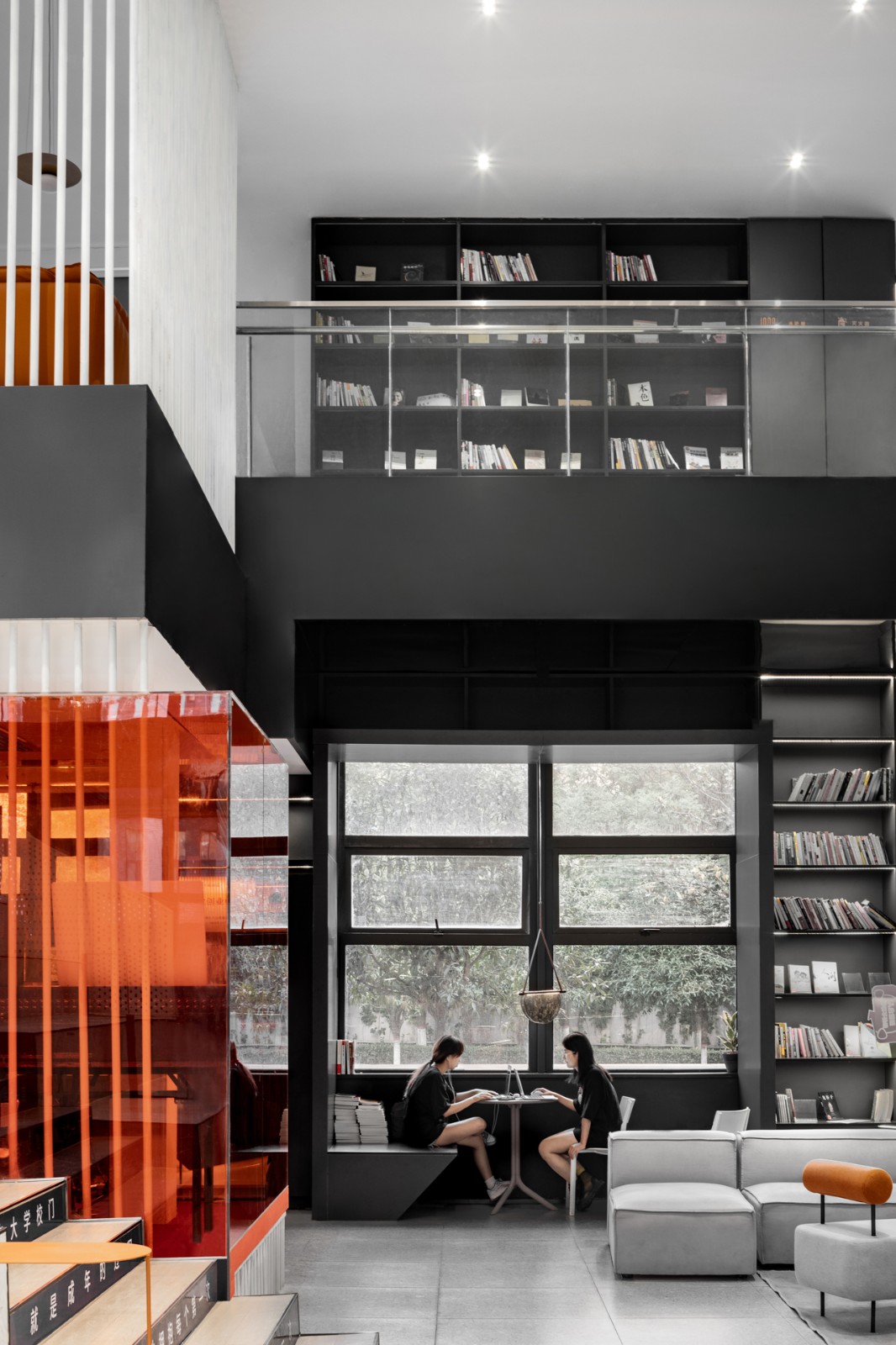 BIM建筑|“盒子的情绪“-纹理学院校史馆空间改造 / 行维新筑