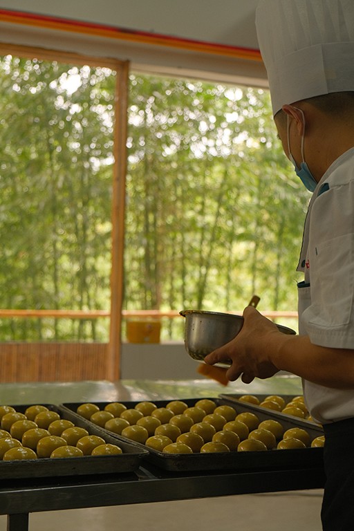 BIM建筑|在半山崖的废弃鸡棚，用峰峦“盖”一座共享工厂 / 时地建筑