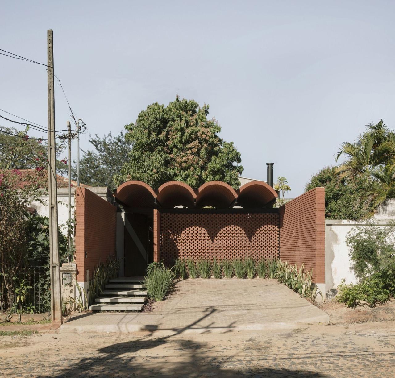 BIM建筑|手工压制砖与木材构筑而成的自宅 / Equipo de Arquitectura