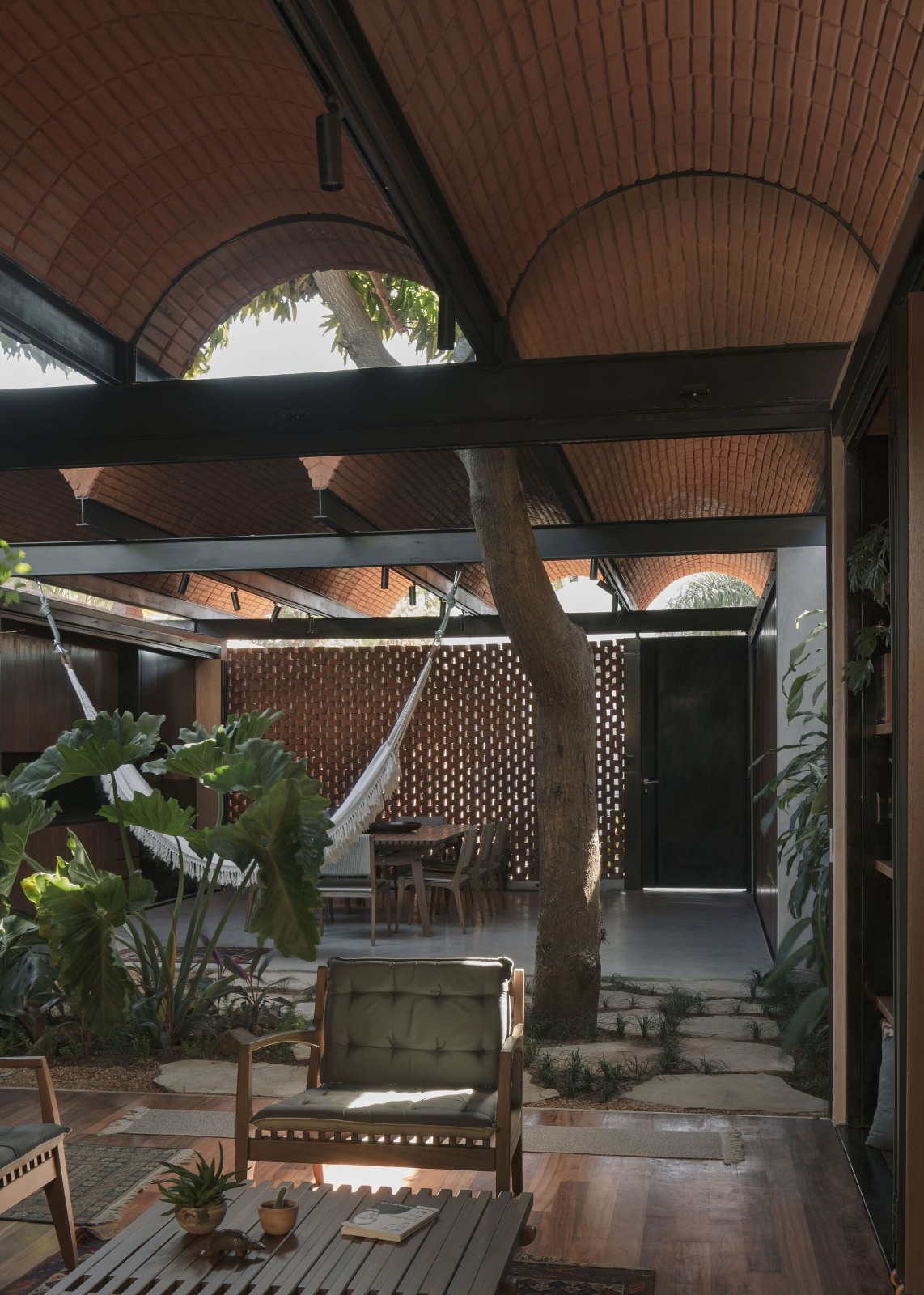 BIM建筑|手工压制砖与木材构筑而成的自宅 / Equipo de Arquitectura