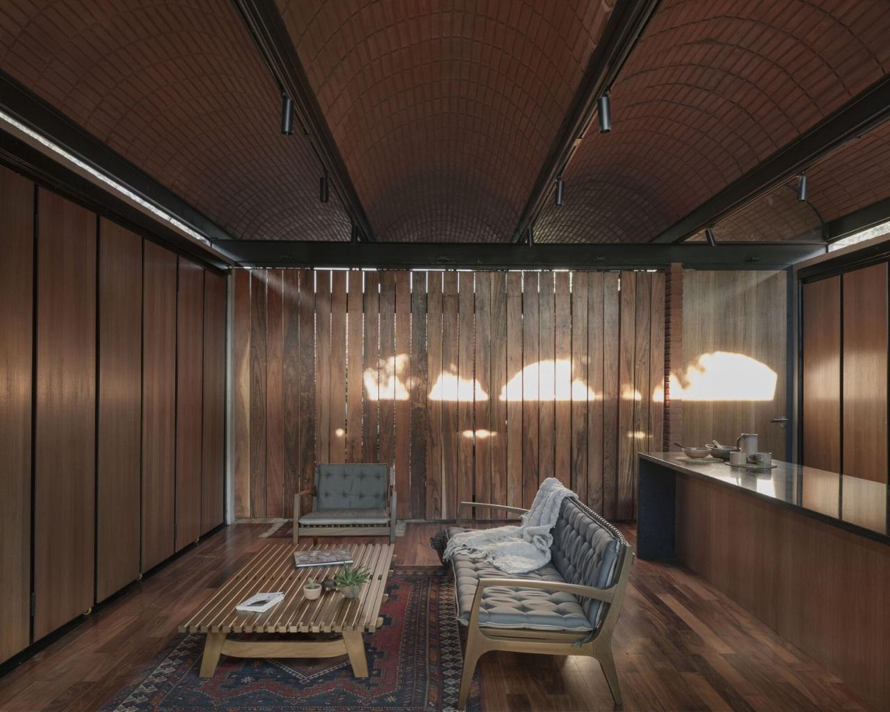 BIM建筑|手工压制砖与木材构筑而成的自宅 / Equipo de Arquitectura