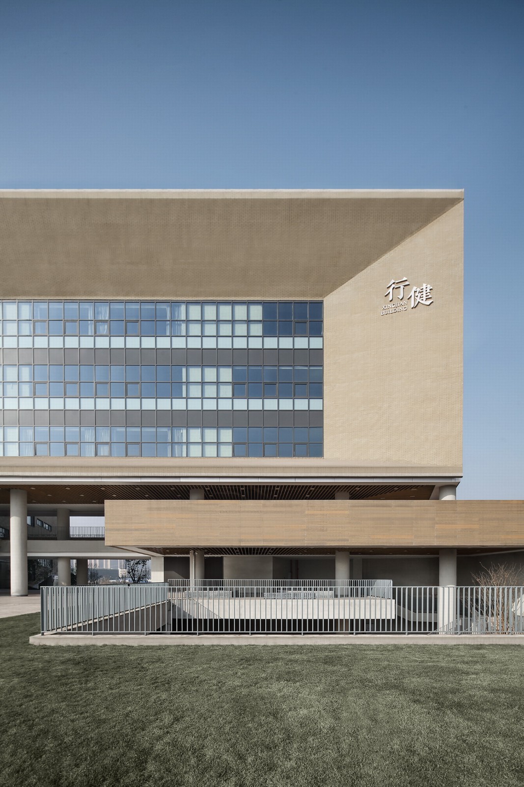 BIM建筑|西南大学附属中学两江校区：消失的高密度校园 / gad