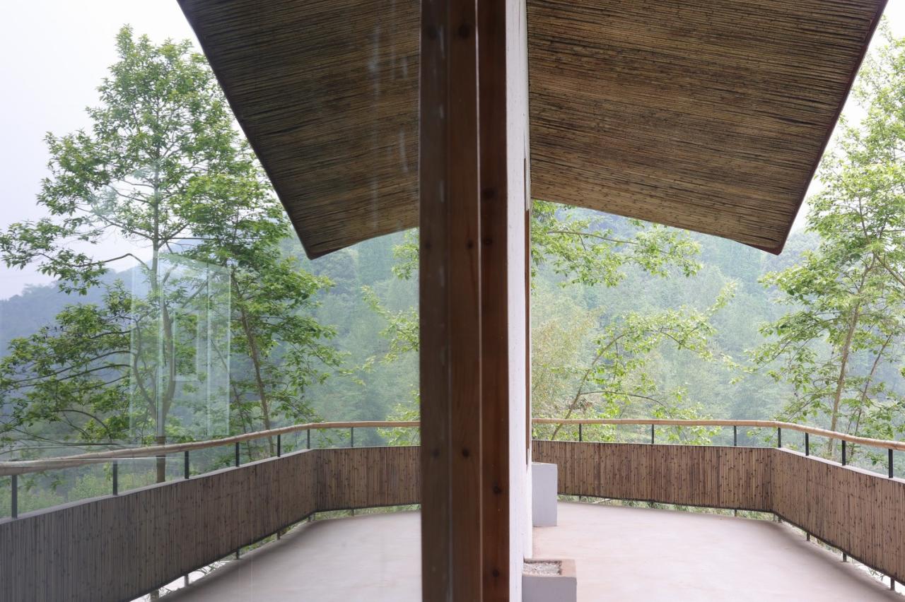 BIM建筑|在半山崖的废弃鸡棚，用峰峦“盖”一座共享工厂 / 时地建筑