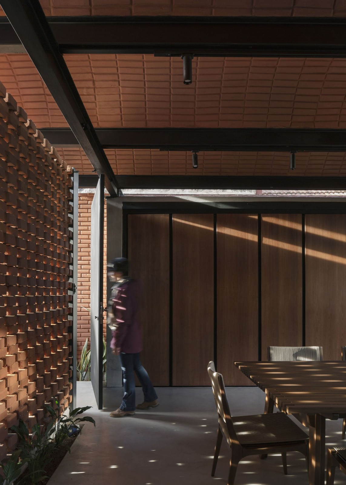 BIM建筑|手工压制砖与木材构筑而成的自宅 / Equipo de Arquitectura