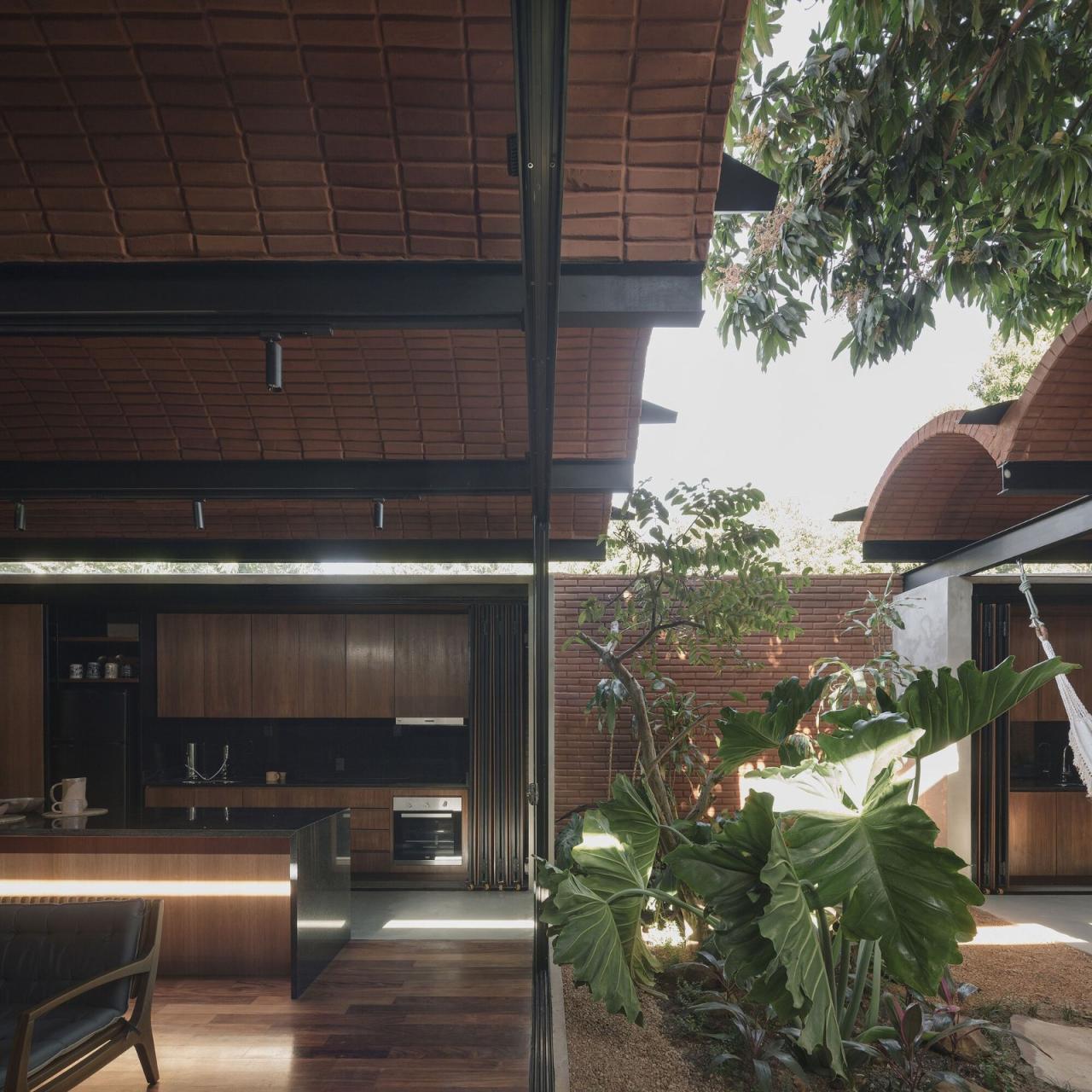 BIM建筑|手工压制砖与木材构筑而成的自宅 / Equipo de Arquitectura