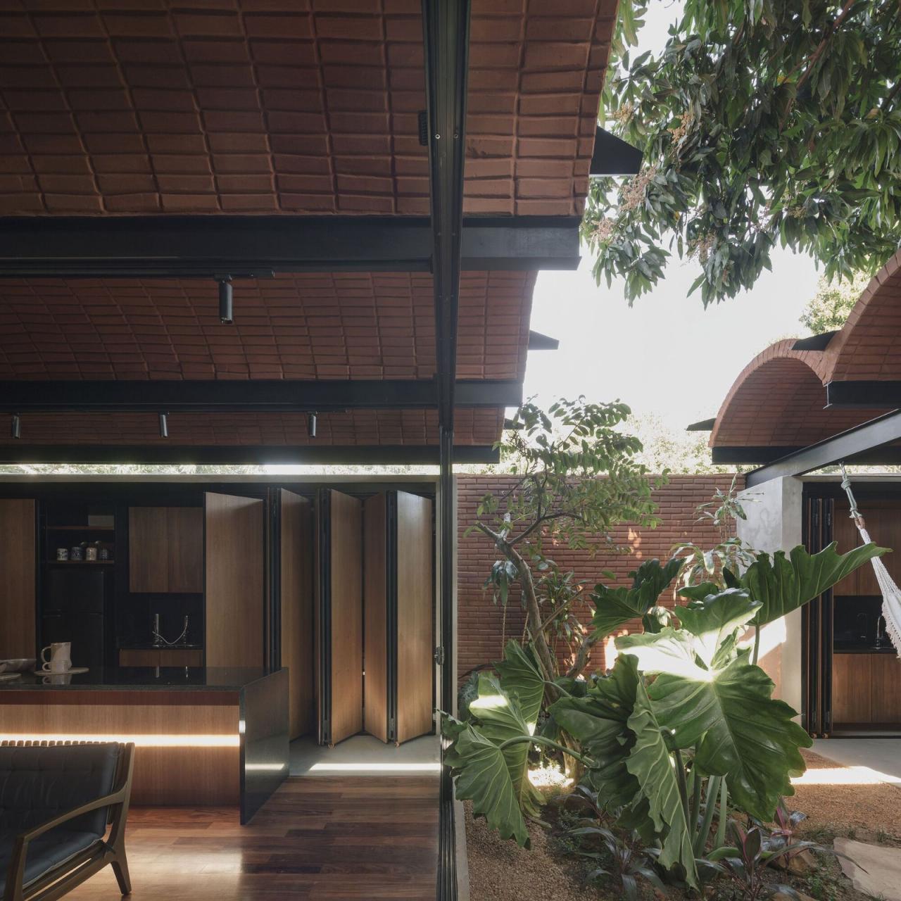 BIM建筑|手工压制砖与木材构筑而成的自宅 / Equipo de Arquitectura