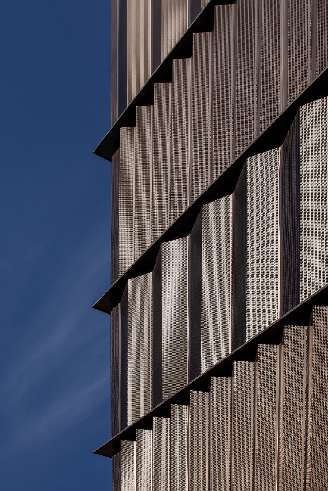 BIM建筑|黑白覆盖，法国波城共和国综合楼 / Ameller Dubois