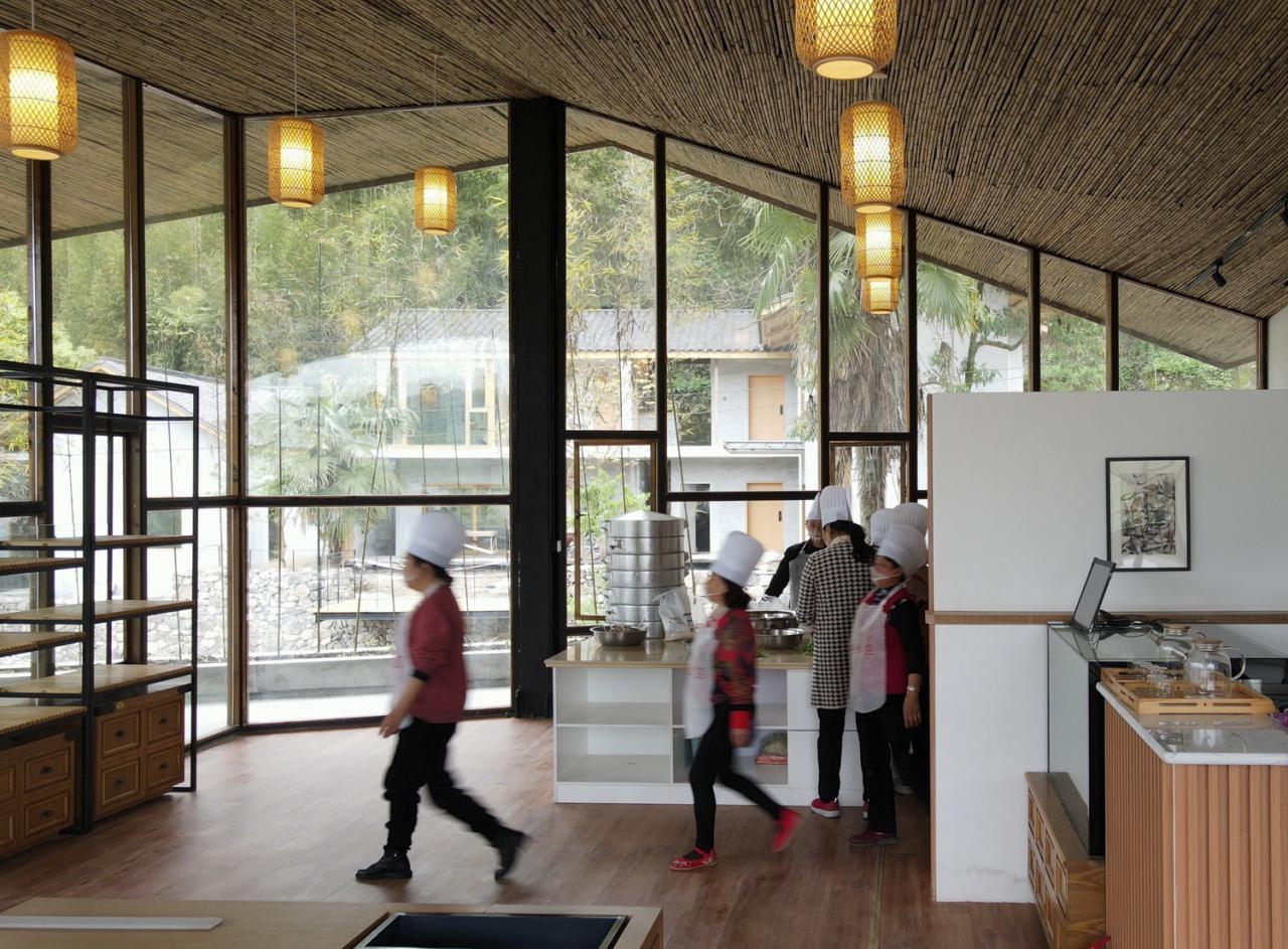 BIM建筑|在半山崖的废弃鸡棚，用峰峦“盖”一座共享工厂 / 时地建筑