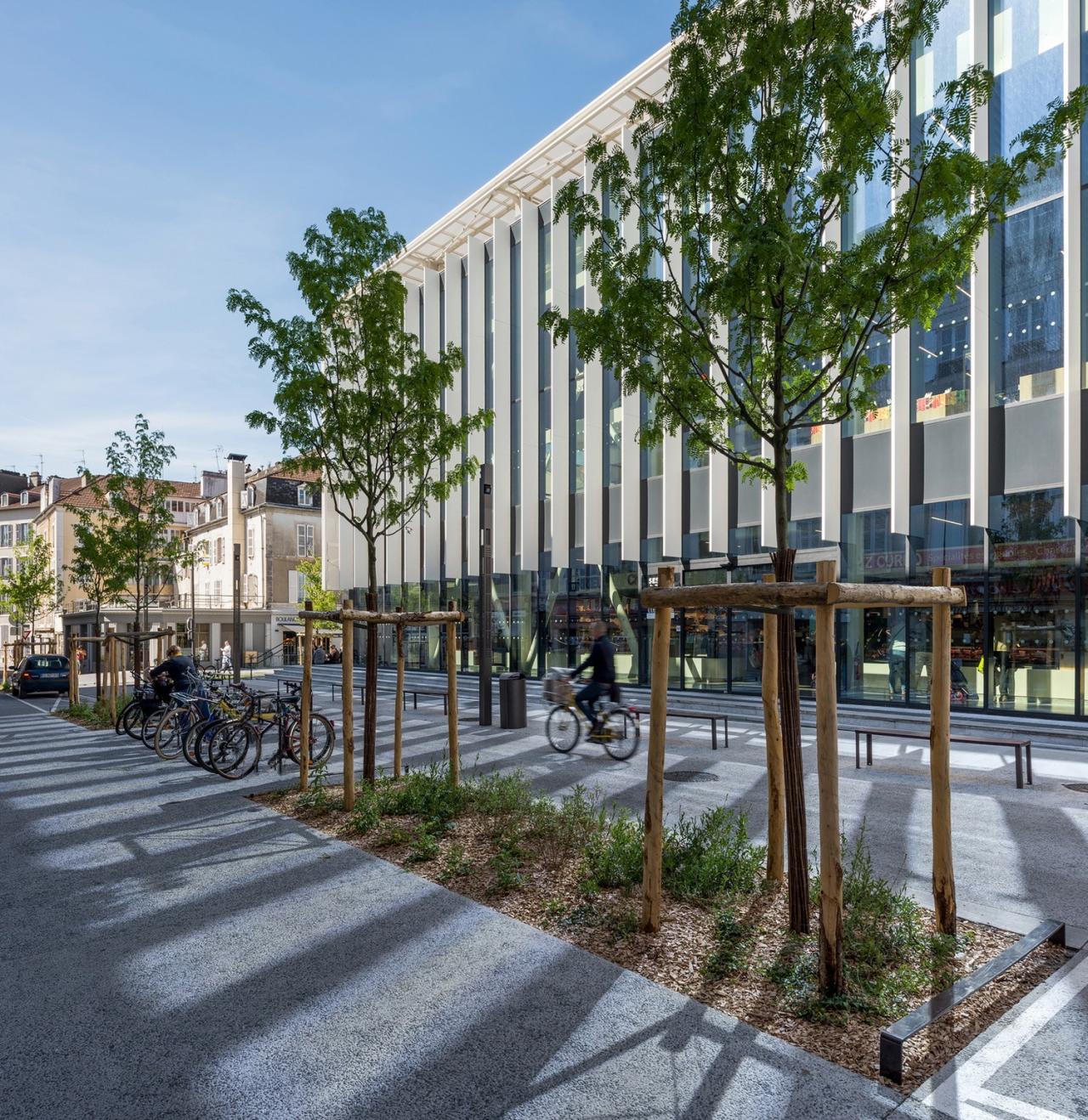 BIM建筑|黑白覆盖，法国波城共和国综合楼 / Ameller Dubois