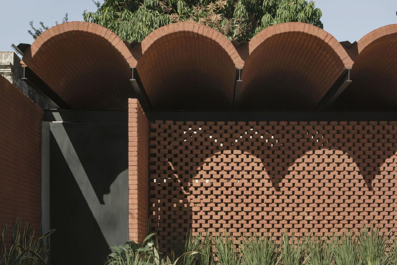 BIM建筑|手工压制砖与木材构筑而成的自宅 / Equipo de Arquitectura