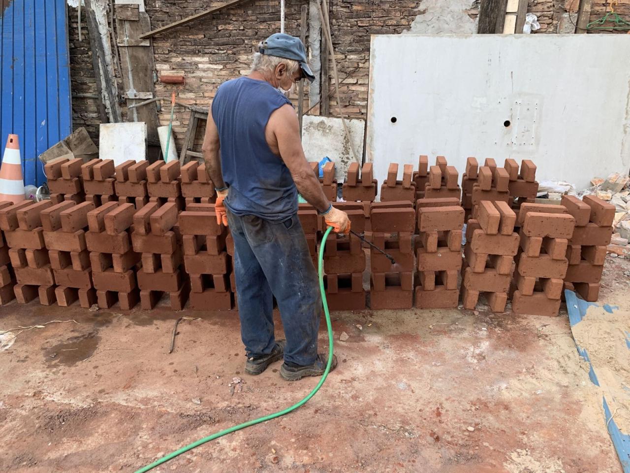 BIM建筑|手工压制砖与木材构筑而成的自宅 / Equipo de Arquitectura