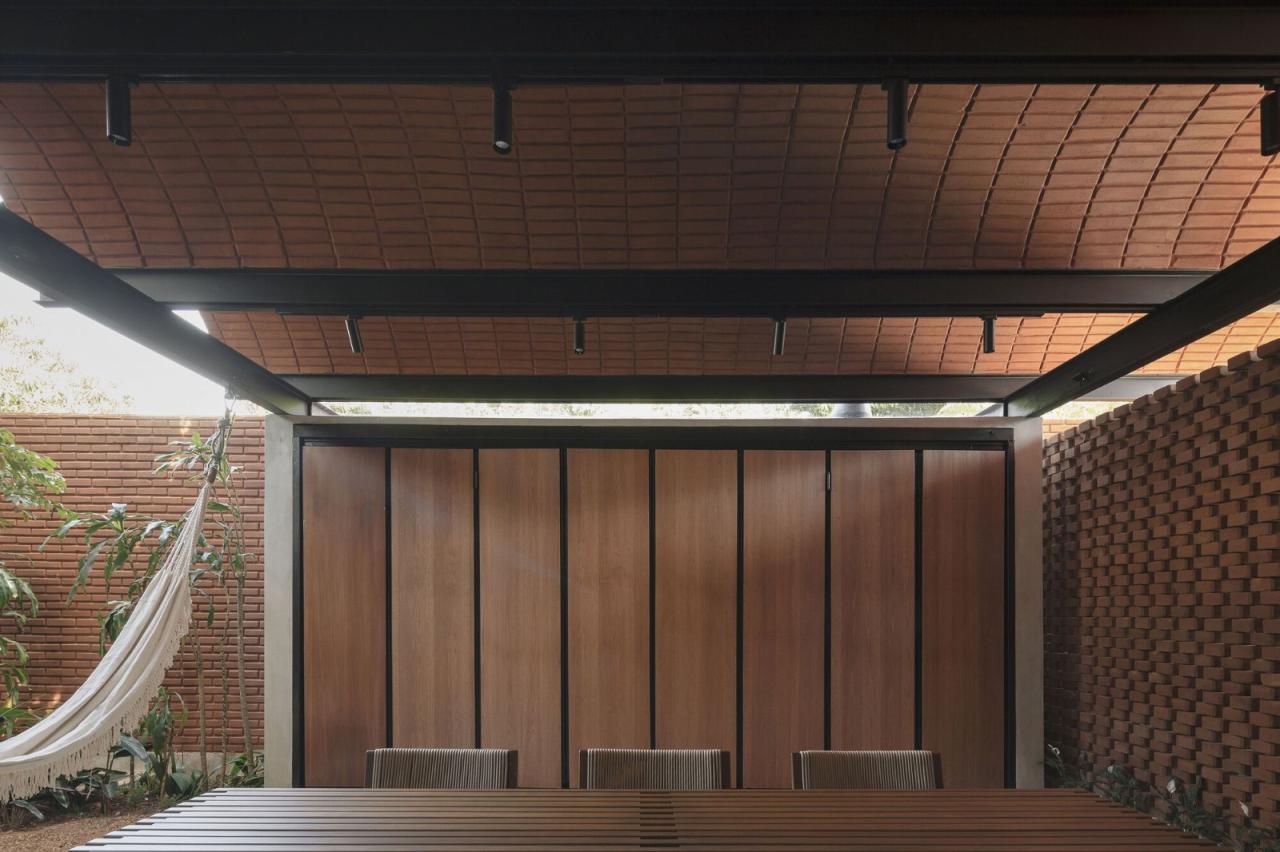 BIM建筑|手工压制砖与木材构筑而成的自宅 / Equipo de Arquitectura