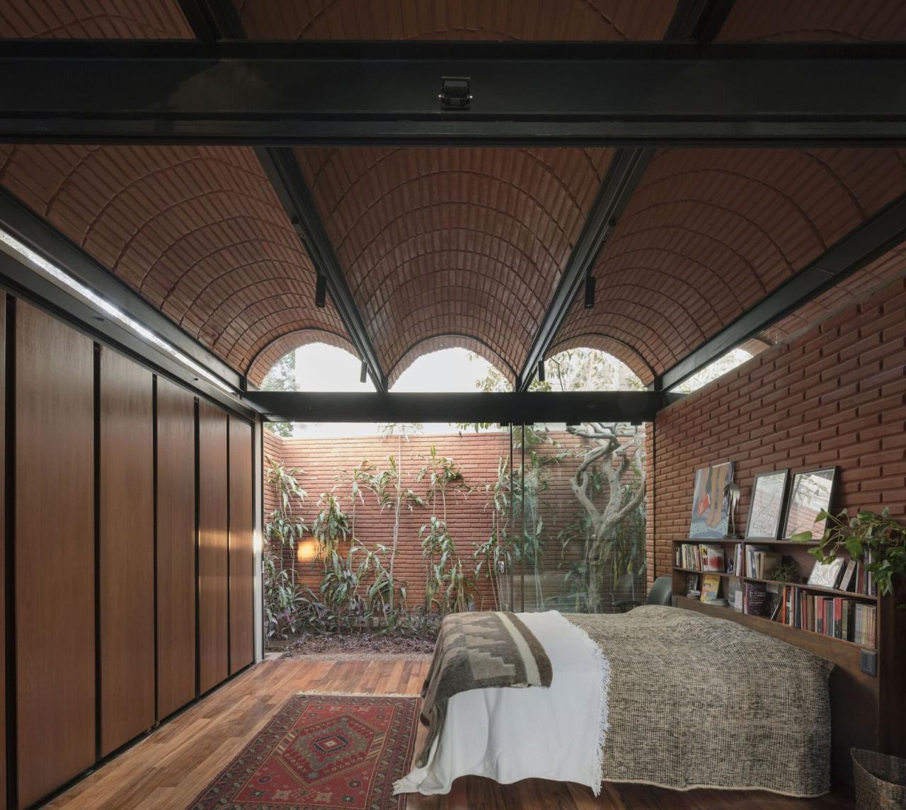 BIM建筑|手工压制砖与木材构筑而成的自宅 / Equipo de Arquitectura