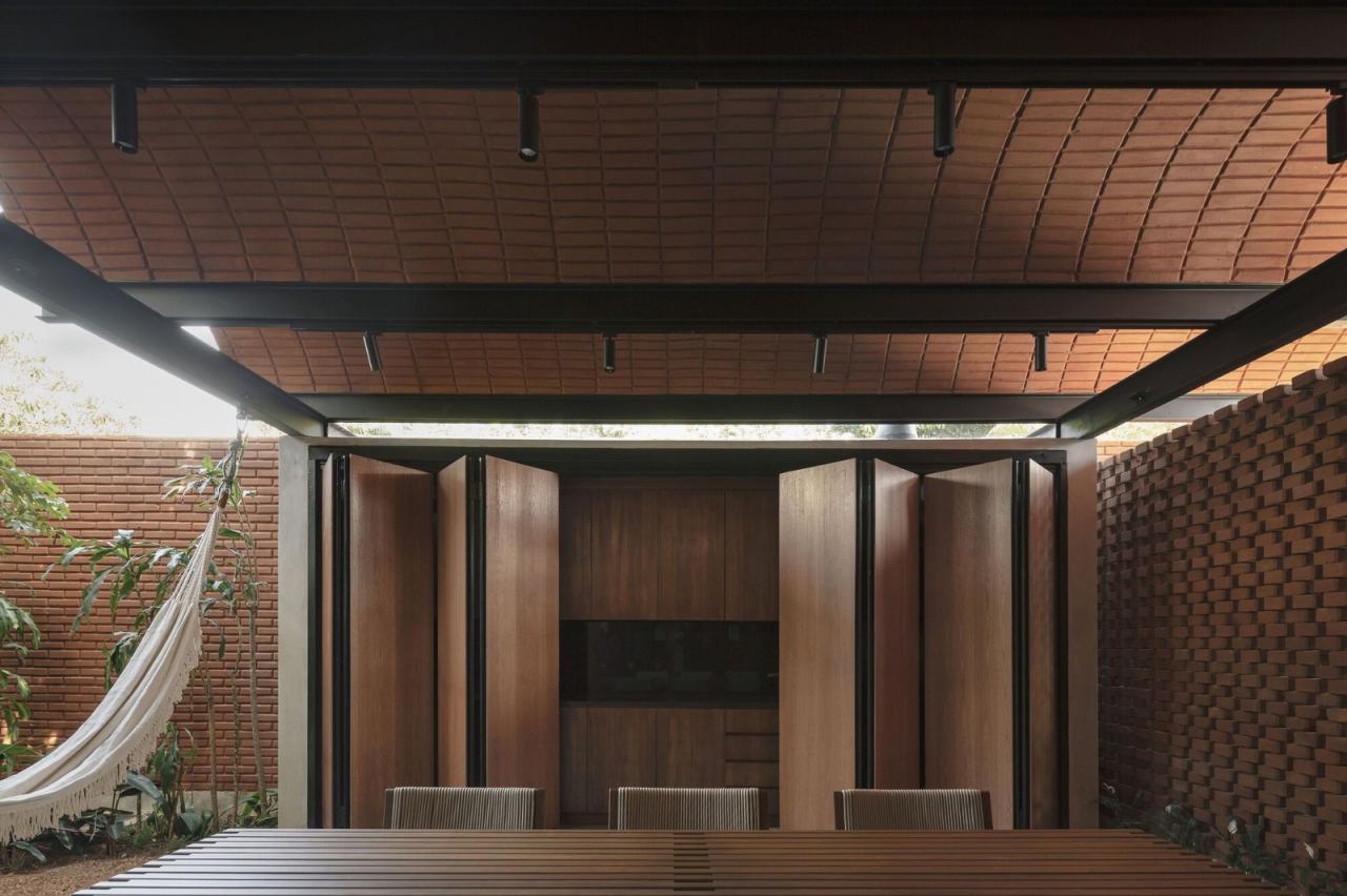 BIM建筑|手工压制砖与木材构筑而成的自宅 / Equipo de Arquitectura