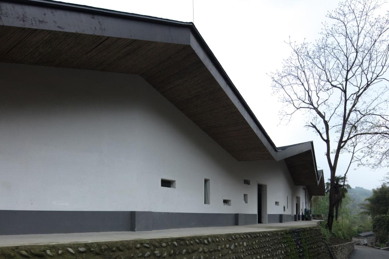 BIM建筑|在半山崖的废弃鸡棚，用峰峦“盖”一座共享工厂 / 时地建筑